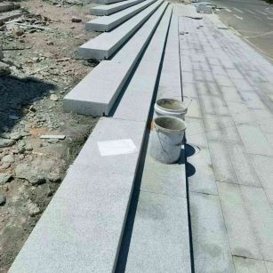 嘉峪关 芝麻白整石台阶，施工现场