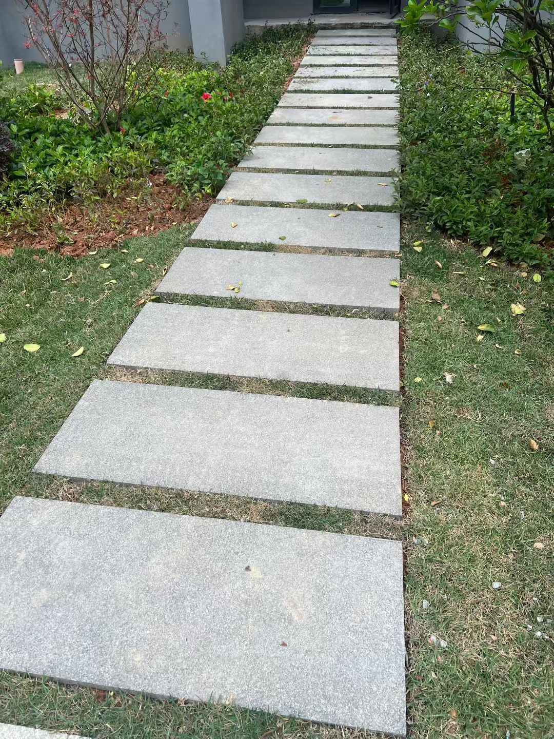 嘉峪关 芝麻黑小区踏步、汀步石铺装效果