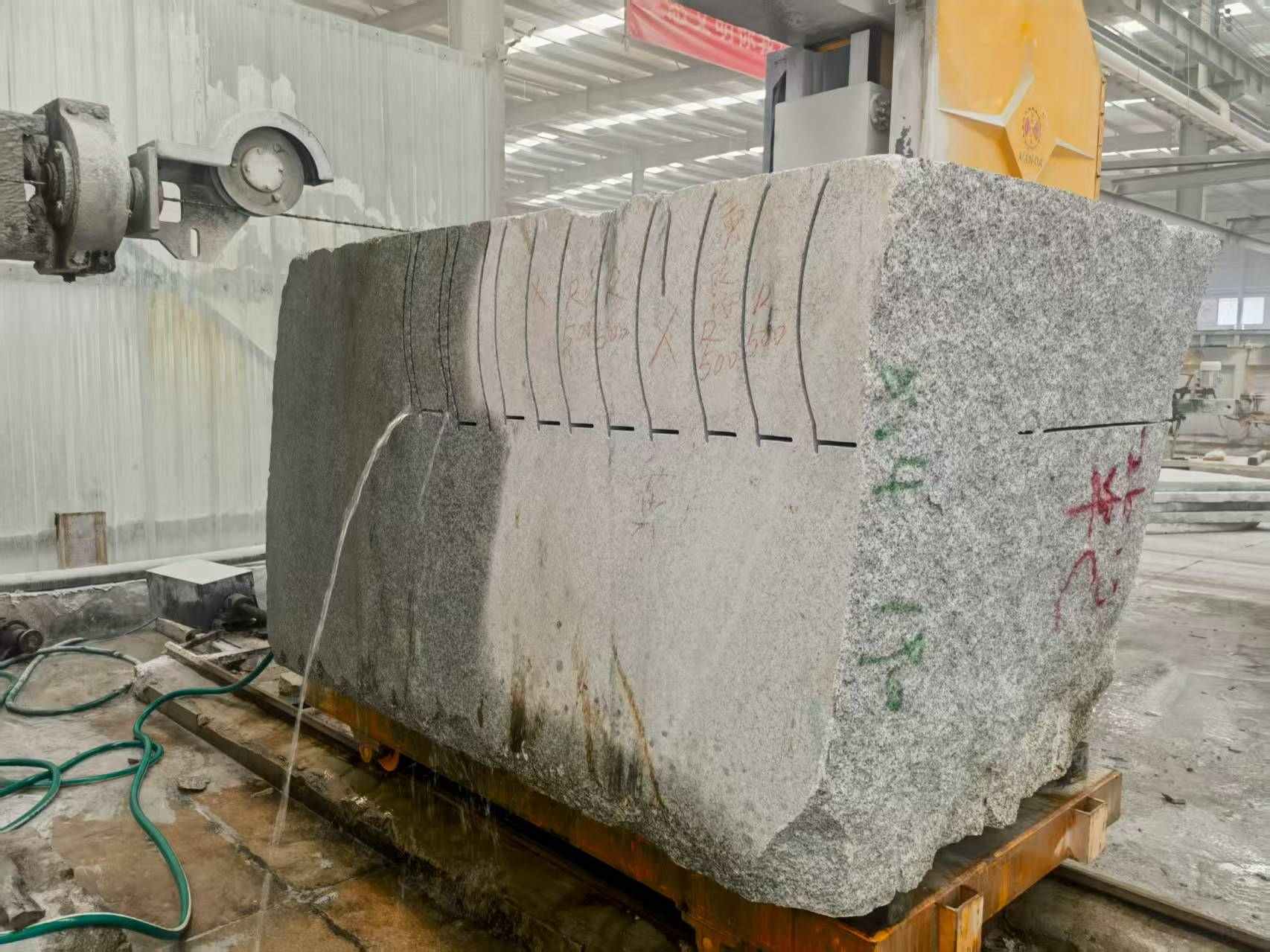 嘉峪关 602，大花芙蓉白，绳锯加工弧形路沿石