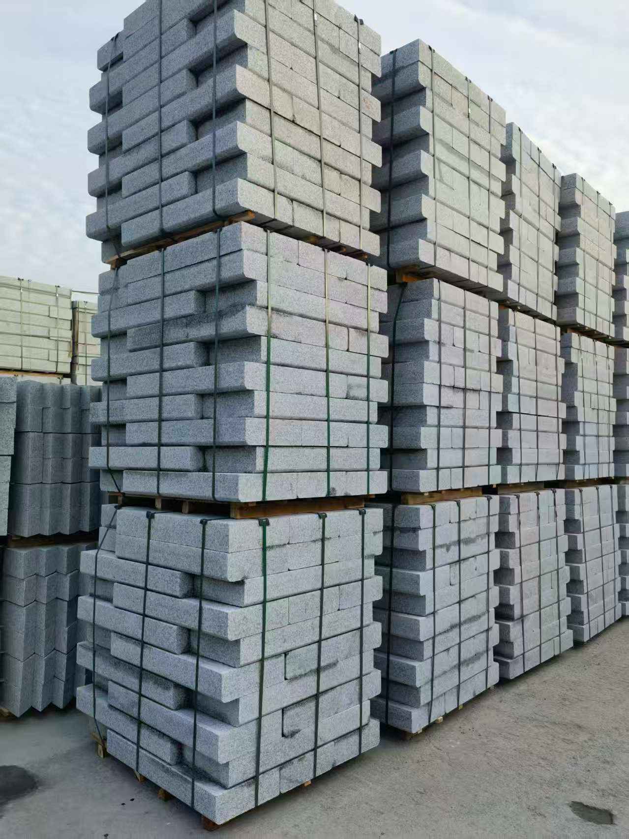 嘉峪关 路沿石（路侧石），颜色一致，尺寸标准