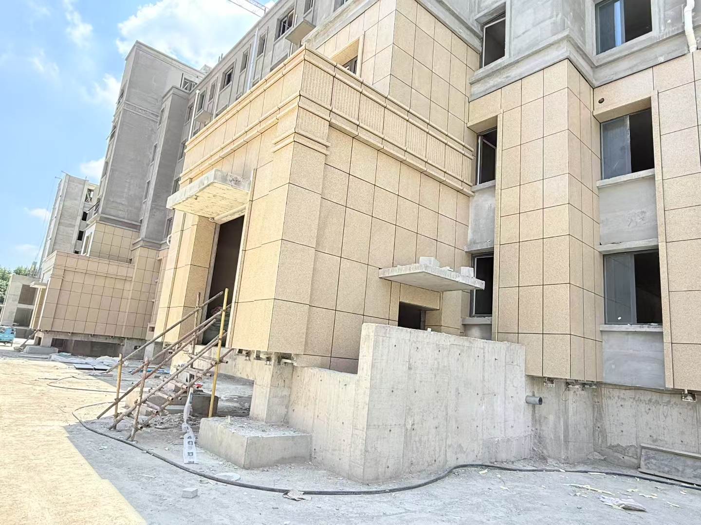 嘉峪关 黄金麻干挂，工地实拍