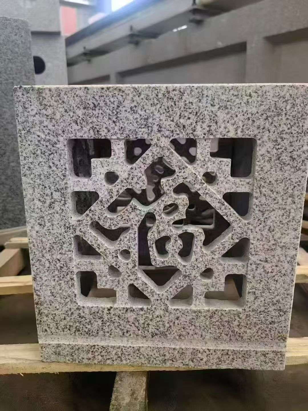 嘉峪关 芝麻白花岗岩镂空雕花灯笼